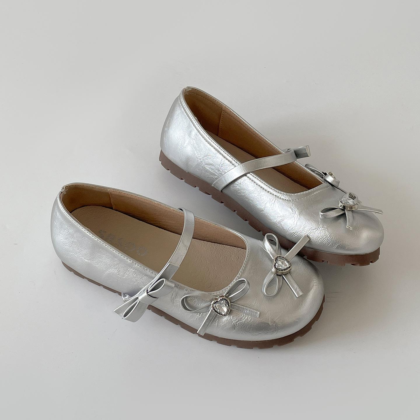 Silver French versatile round head inner height increase light mouth flat sole shoes women s summer 2025 new skirt Mary Jane shoes 39 срібний
Silver French versatile round head inner height increase light mouth flat sole shoes women s summer 2025 new skirt Mary Jane shoes 39 срібний