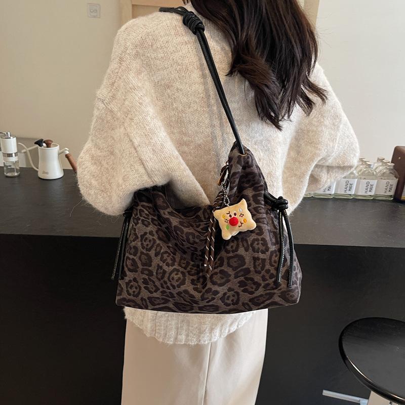 Casual relaxation large capacity leopard print bag women s 2025 new commuter shoulder bag portable tote bag 33*12*27
Casual relaxation large capacity leopard print bag women s 2025 new commuter shoulder bag portable tote bag 33*12*27