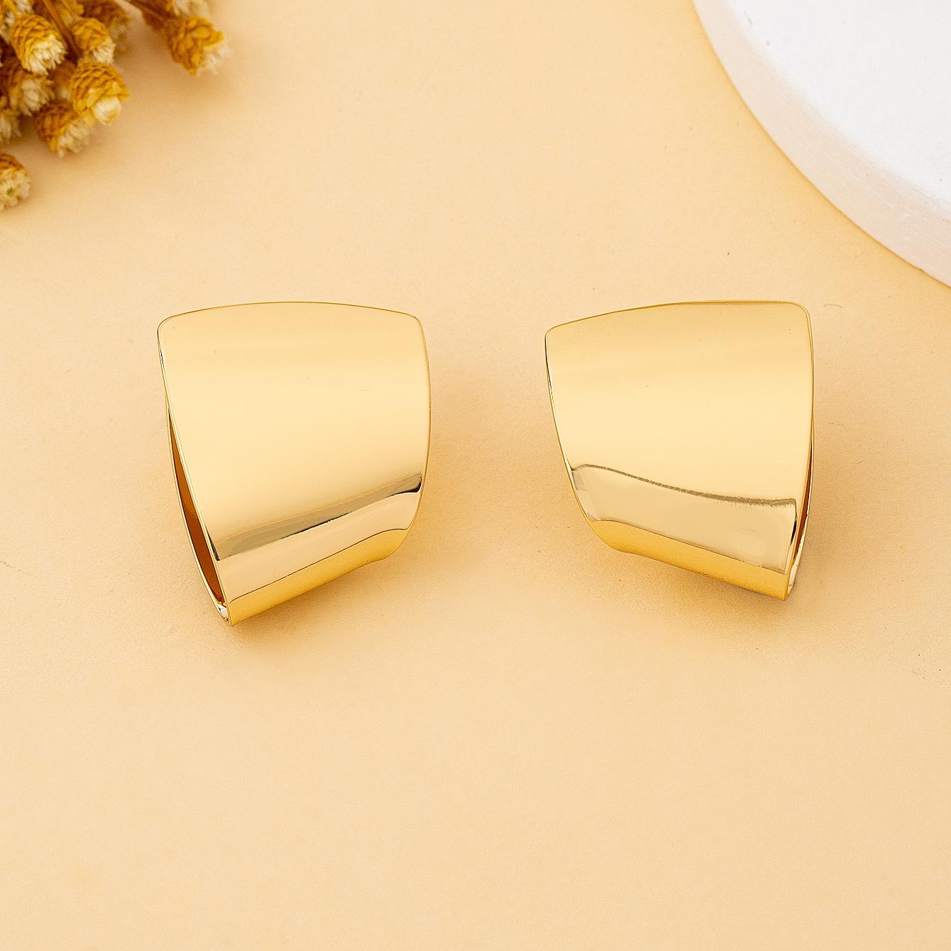 A Pair of Fashionable Women s Earrings, Exaggerated Large Shiny Geometric Square Earrings with High-Quality Texture, Suitable for Everyday Wear
A Pair of Fashionable Women s Earrings, Exaggerated Large Shiny Geometric Square Earrings with High-Quality Texture, Suitable for Everyday Wear