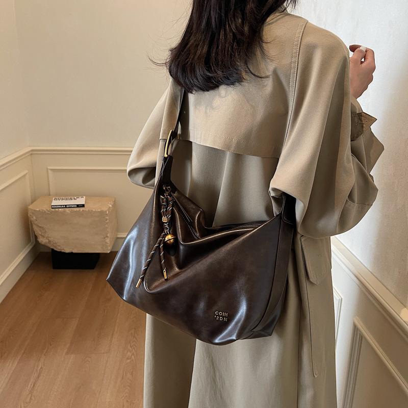 Premium large capacity tote bag women s new messenger bag winter retro Maillard shoulder bag чёрный
Premium large capacity tote bag women s new messenger bag winter retro Maillard shoulder bag чёрный
