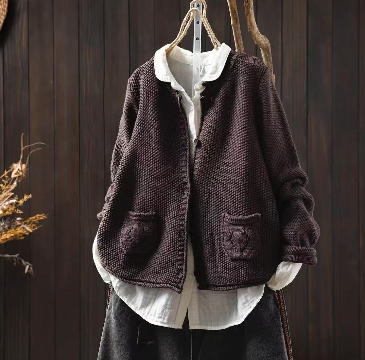 Johnature Women Vintage Knitted Sweaters Autumn Solid Color Button Patchwork Pockets Female Casual Sweaters One Size кавовий
Johnature Women Vintage Knitted Sweaters Autumn Solid Color Button Patchwork Pockets Female Casual Sweaters One Size кавовий