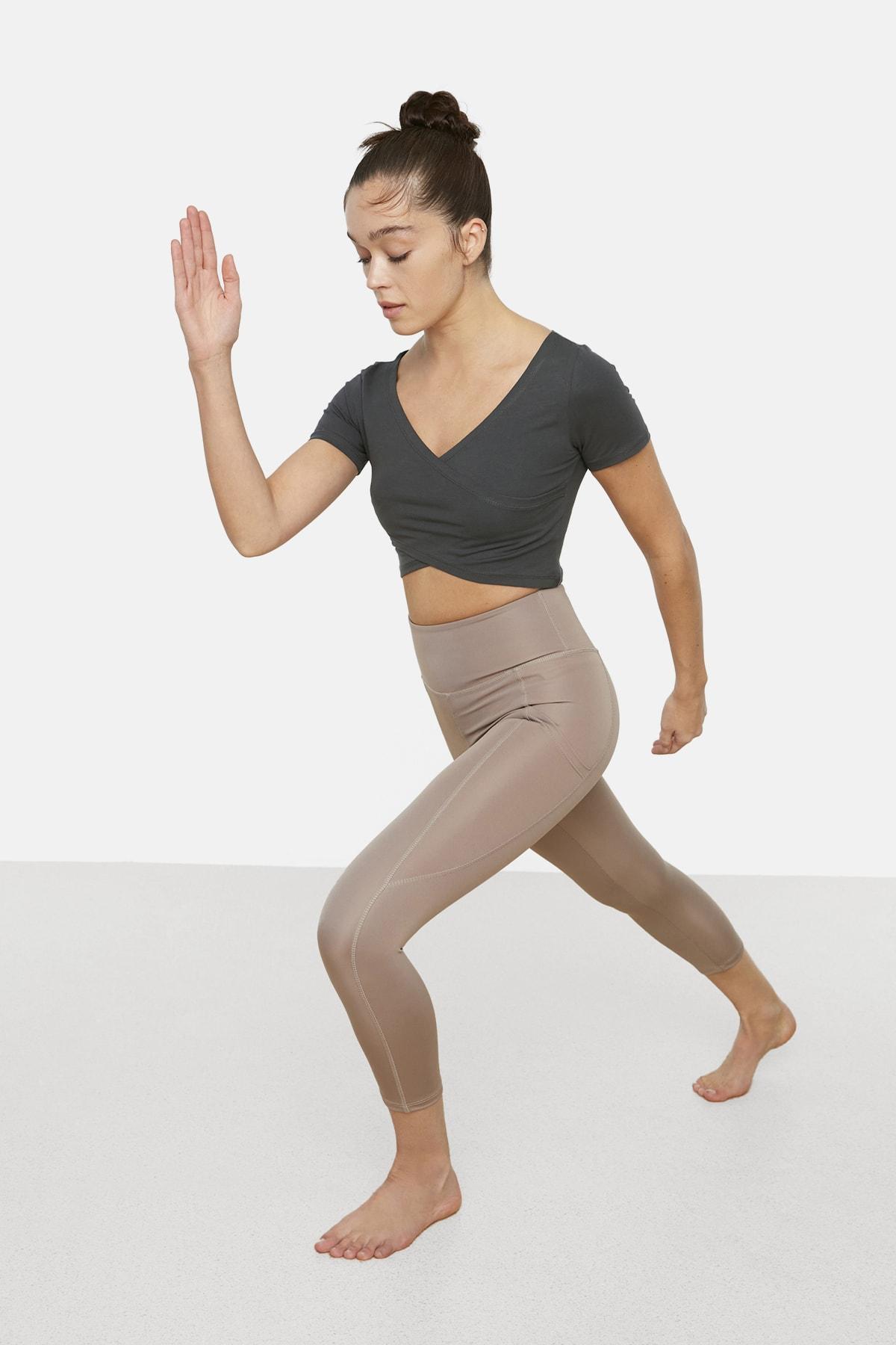 Антрацитовая двубортная укороченная трикотажная блуза TWOSS21BZ0912
Антрацитовая двубортная укороченная трикотажная блуза TWOSS21BZ0912