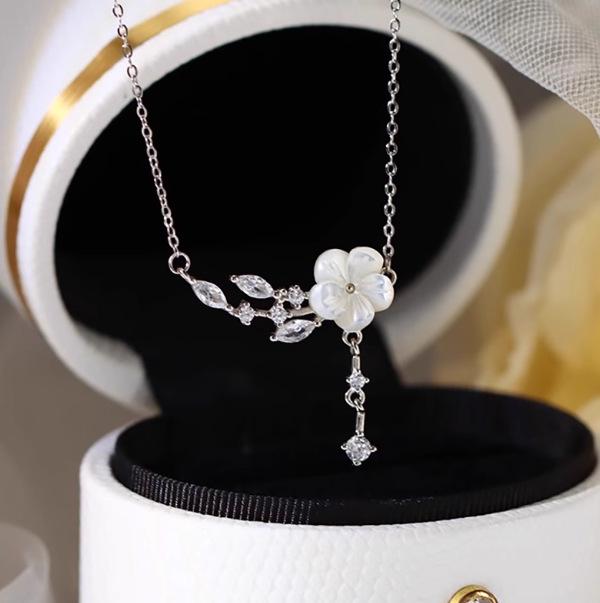 Camellia Zircon Sterling Silver Women s Choker - Light Luxury, Niche Design, 2026 Clavicle Chain
Camellia Zircon Sterling Silver Women s Choker - Light Luxury, Niche Design, 2026 Clavicle Chain