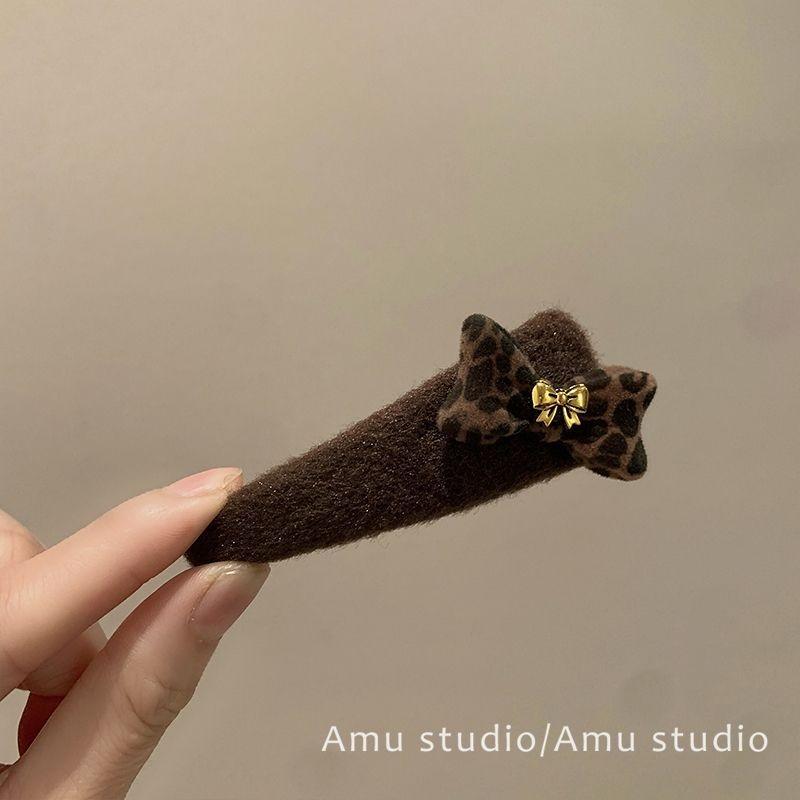 Korean Coffee Leopard Plush Bow Hair Clip Sweet Women Bangs Side BB Clip Fashion Daily Hair Accessories
Korean Coffee Leopard Plush Bow Hair Clip Sweet Women Bangs Side BB Clip Fashion Daily Hair Accessories