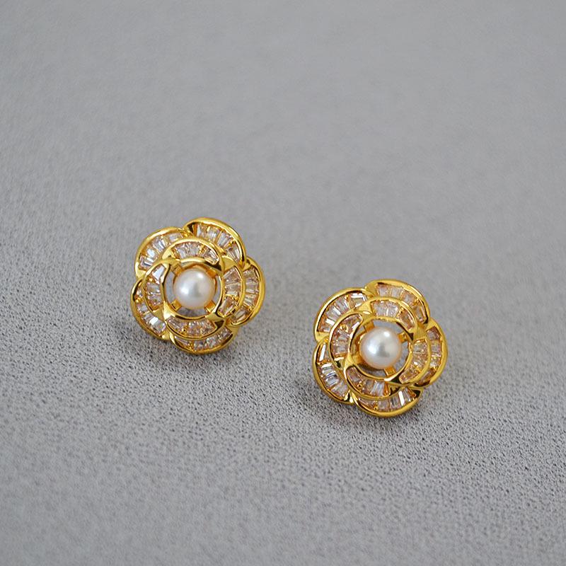 Autumn/Winter White Enamel Zircon Diamond Camellia Freshwater Pearl 925 Silver Stud Earrings
Autumn/Winter White Enamel Zircon Diamond Camellia Freshwater Pearl 925 Silver Stud Earrings