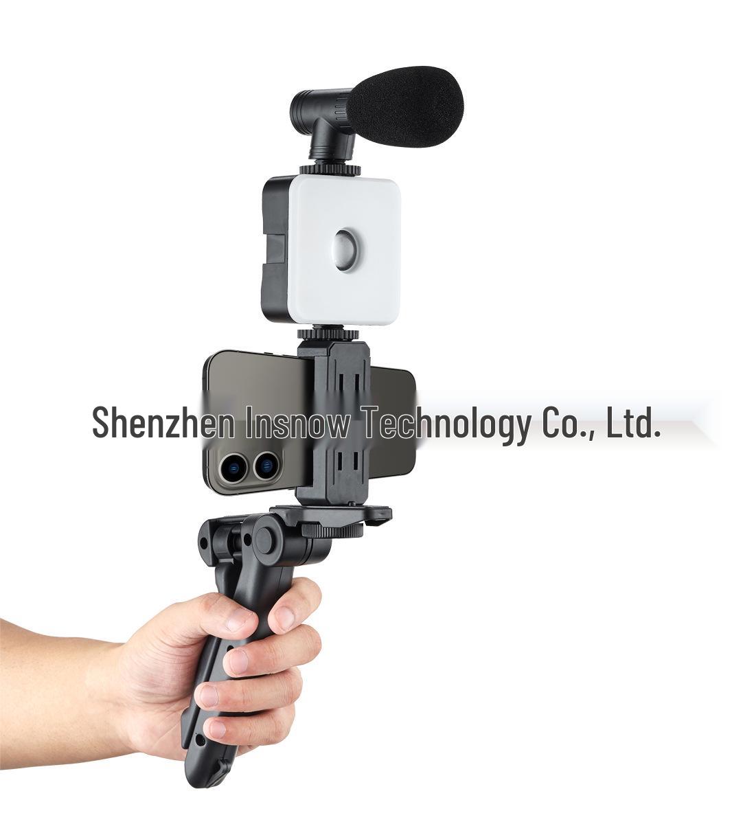 Portable Pocket Fill Light and Microphone Set with Shockproof Stand for Mobile Live Streaming and Vlogs.
Portable Pocket Fill Light and Microphone Set with Shockproof Stand for Mobile Live Streaming and Vlogs.