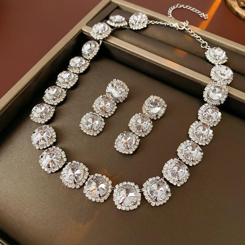European and American diamond-encrusted geometric splicing stud earrings necklace set light luxury fashion collarbone chain high-end dress accessories
European and American diamond-encrusted geometric splicing stud earrings necklace set light luxury fashion collarbone chain high-end dress accessories
