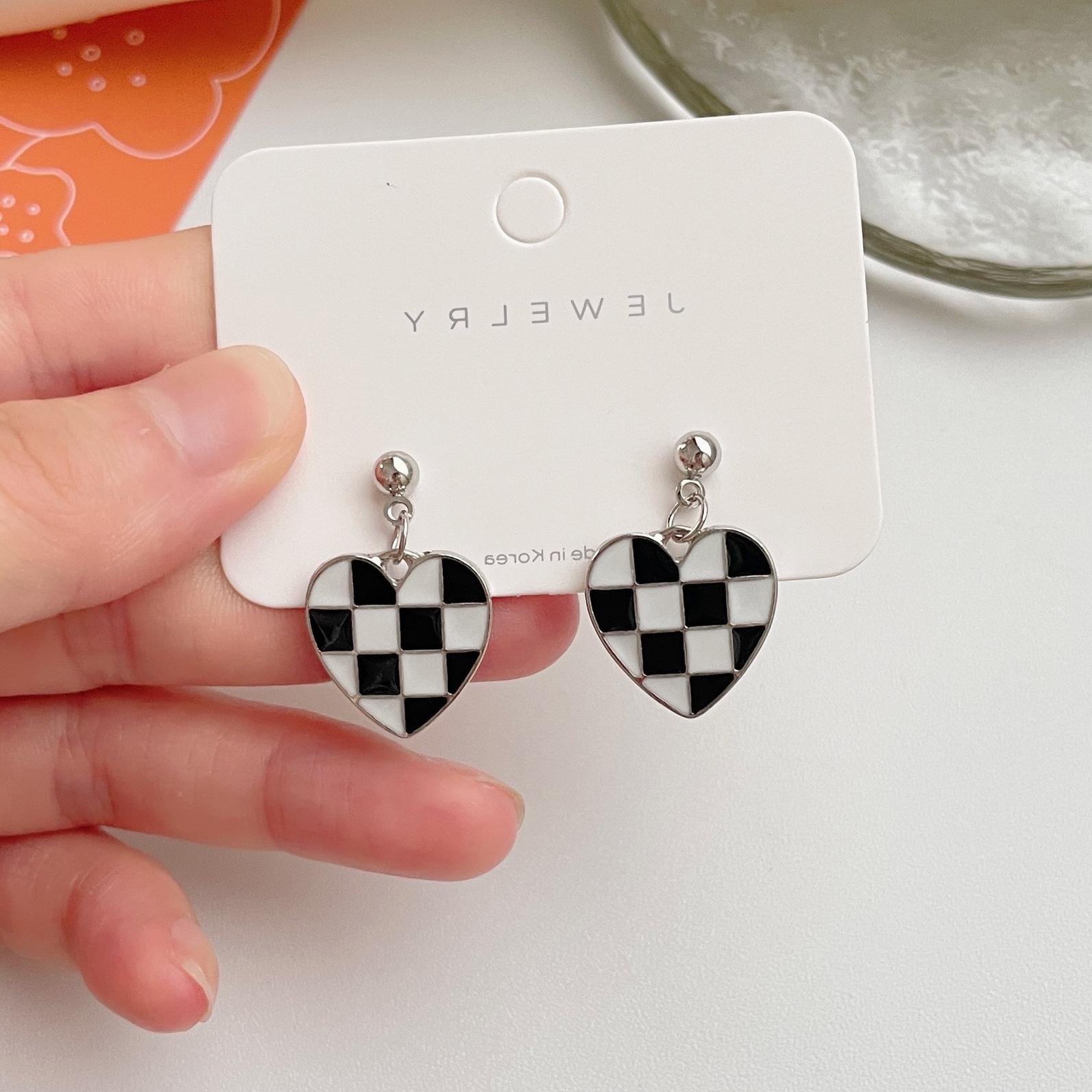 Checkerboard Heart Shaped Dangle Earring for Women Black and White Enamel Ear Zircon Wholesale Kids Christmas New Year Gift
Checkerboard Heart Shaped Dangle Earring for Women Black and White Enamel Ear Zircon Wholesale Kids Christmas New Year Gift