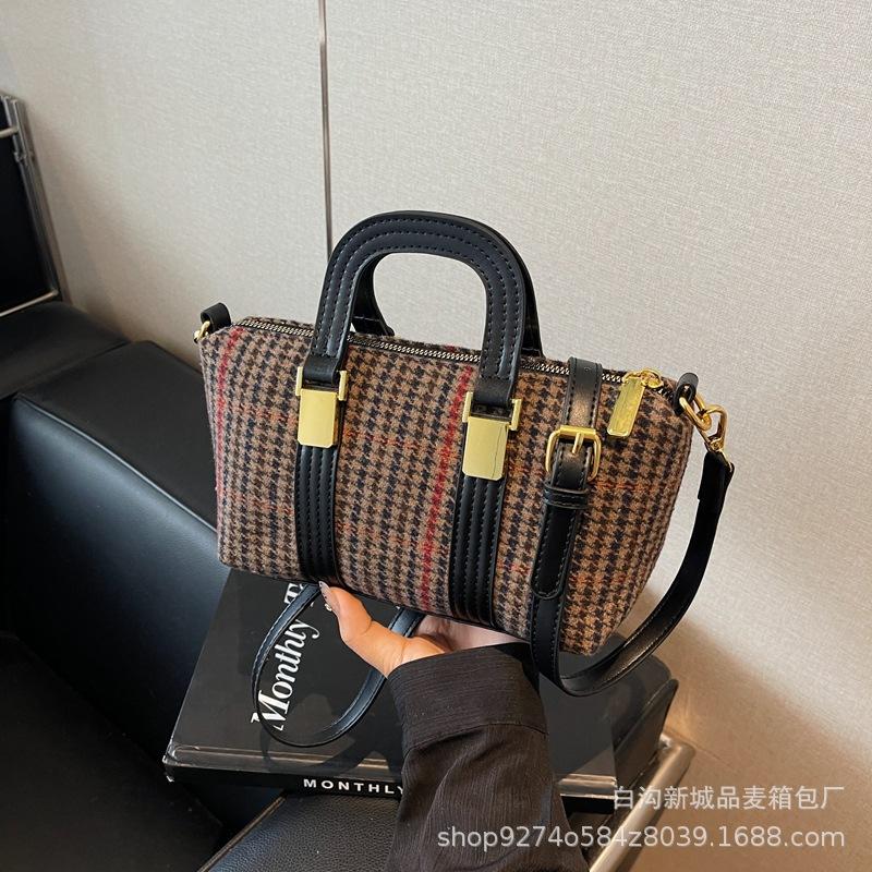 Manufacturer Qiandongge portable small bag women s 2025 new trendy autumn and winter versatile shoulder bag crossbody small square bag коричневий
Manufacturer Qiandongge portable small bag women s 2025 new trendy autumn and winter versatile shoulder bag crossbody small square bag коричневий