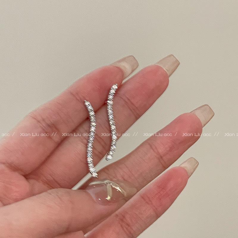 Silver needle earrings women s new popular temperament stud earrings women s light luxury high-end sense niche unique earrings women
Silver needle earrings women s new popular temperament stud earrings women s light luxury high-end sense niche unique earrings women