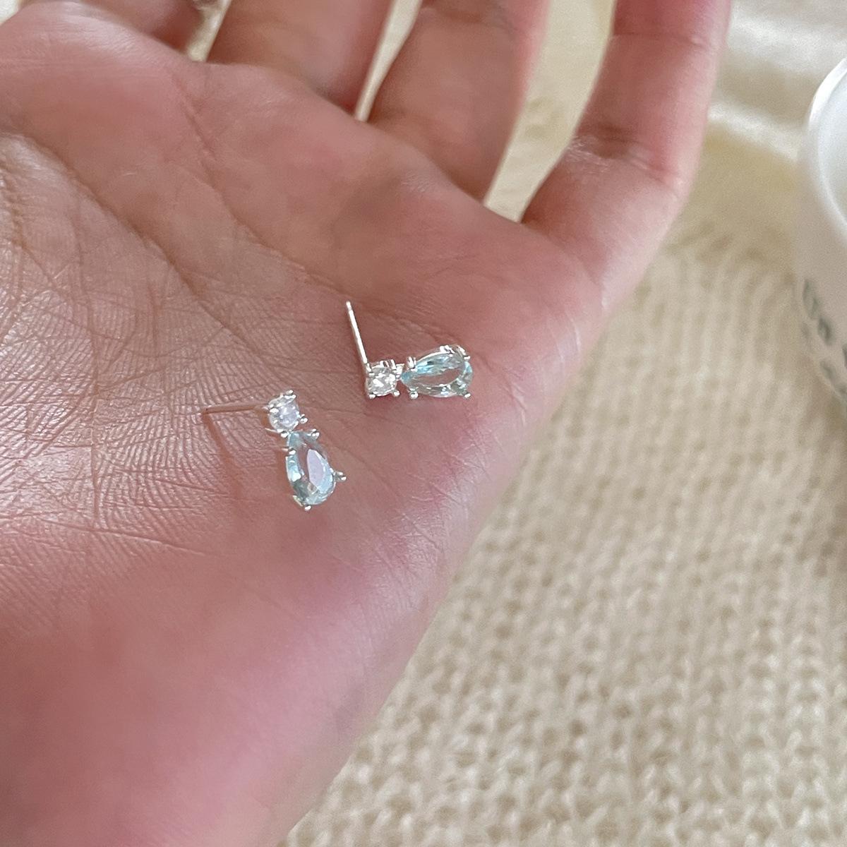 Изысканные и нежные голубые серьги-гвоздики с цирконами в форме капель воды, женские, элитные, нишевые, универсальные, с прохладным темпераментом, серебряные серьги-иглы 925 silver needles
Изысканные и нежные голубые серьги-гвоздики с цирконами в форме капель воды, женские, элитные, нишевые, универсальные, с прохладным темпераментом, серебряные серьги-иглы 925 silver needles