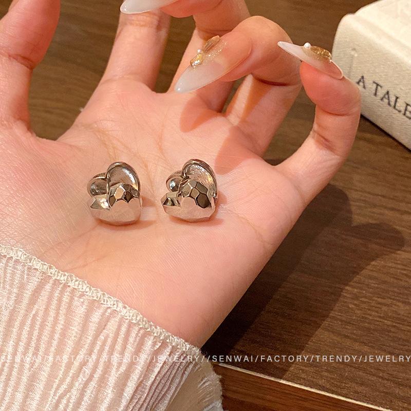 Silver double-sided love ear buckle women s unique niche versatile cold wind earrings new high-end earrings
Silver double-sided love ear buckle women s unique niche versatile cold wind earrings new high-end earrings