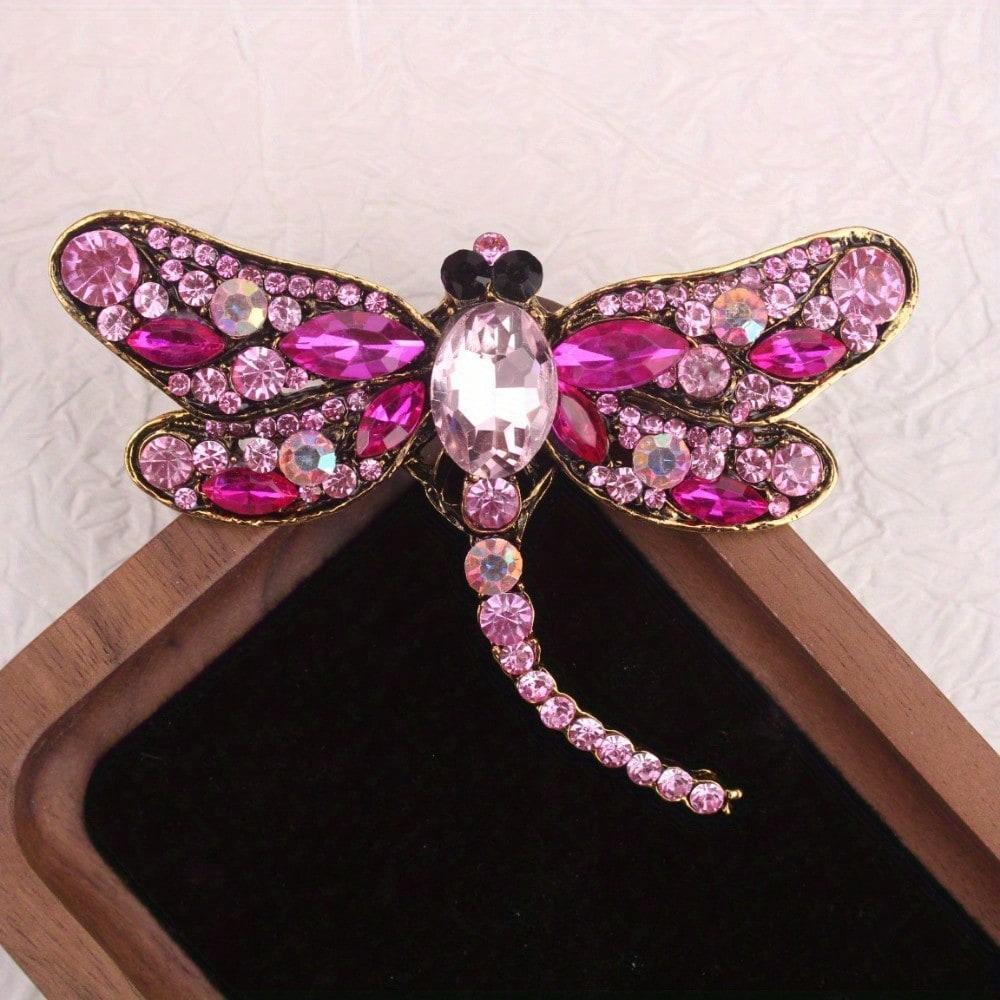 Vintage Gold-Tone Pink Rhinestone Dragonfly Brooch, Retro-Inspired Luxurious Insect Design Adorned, for Daily Outfits & Gifting
Vintage Gold-Tone Pink Rhinestone Dragonfly Brooch, Retro-Inspired Luxurious Insect Design Adorned, for Daily Outfits & Gifting