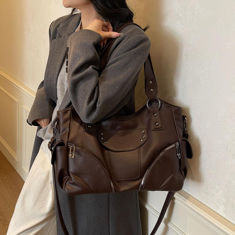 Vintage Leather Shoulder Bag for Women Retro Multi-pocket Hobo Handbag with Stud Decor Casual Large Capacity Tote Purse for Daily Work Travel кавовий
Vintage Leather Shoulder Bag for Women Retro Multi-pocket Hobo Handbag with Stud Decor Casual Large Capacity Tote Purse for Daily Work Travel кавовий