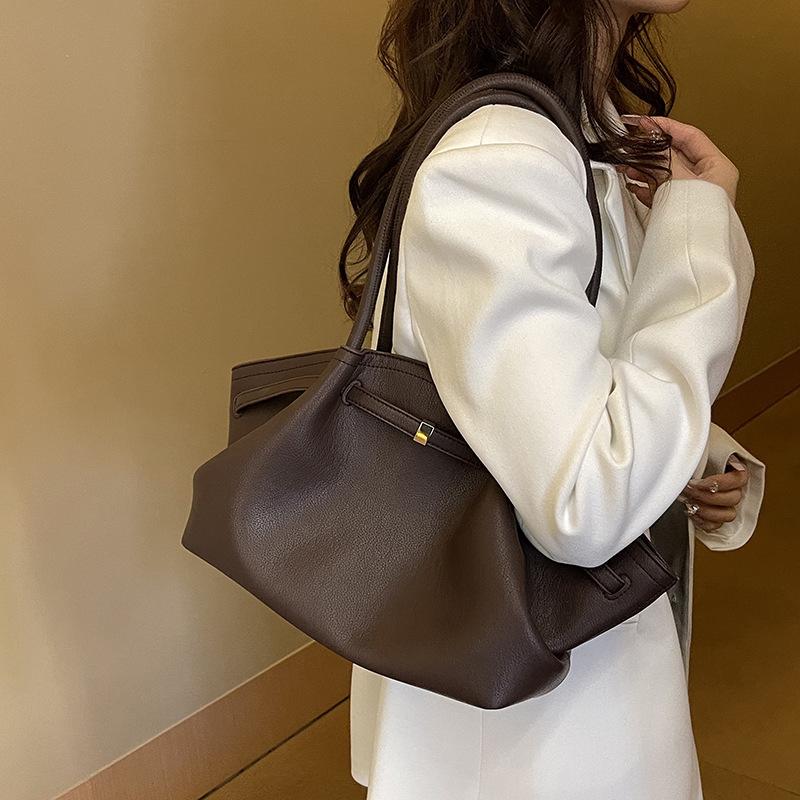 High-value new women s 2025 pleated shoulder bag bag women s niche design underarm handbag чорний
High-value new women s 2025 pleated shoulder bag bag women s niche design underarm handbag чорний