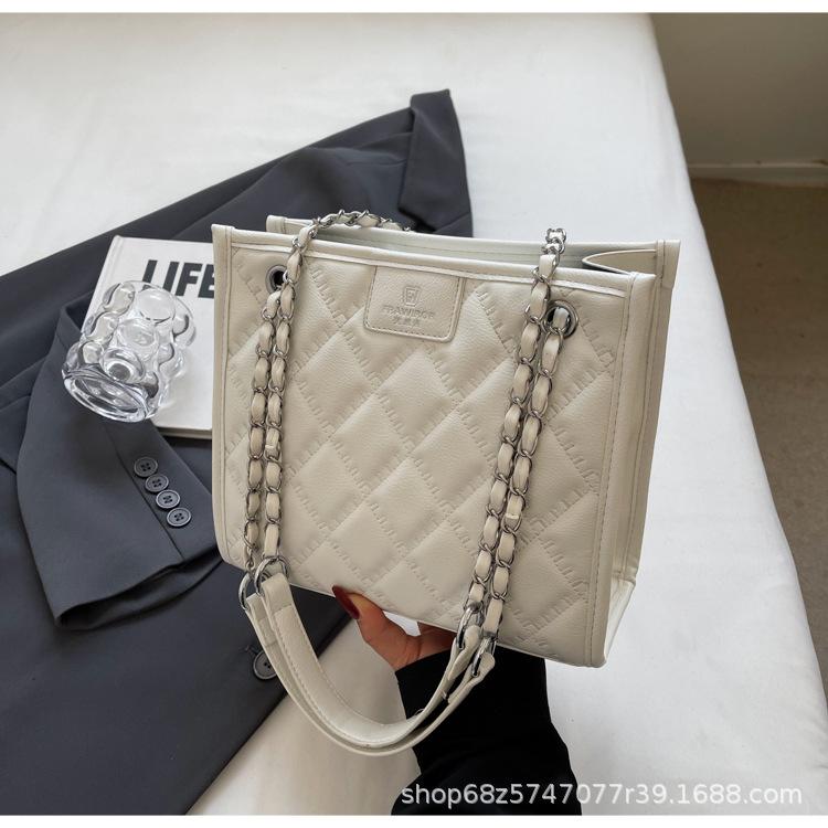 Women s diamond bag Women s 2025 new trendy fashion large-capacity chain One shoulder underarm bag Tote bag бежевый
Women s diamond bag Women s 2025 new trendy fashion large-capacity chain One shoulder underarm bag Tote bag бежевый