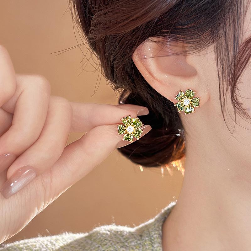Diamond love flower stud earrings fashionable exquisite design earrings light luxury high temperament versatile earrings women
Diamond love flower stud earrings fashionable exquisite design earrings light luxury high temperament versatile earrings women