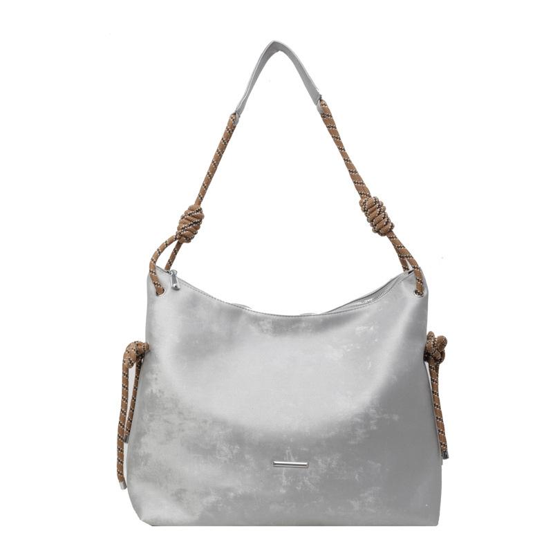 New shoulder bag large-capacity commuter tote bag women s leisure niche messenger bag shoulder bag серебряный
New shoulder bag large-capacity commuter tote bag women s leisure niche messenger bag shoulder bag серебряный