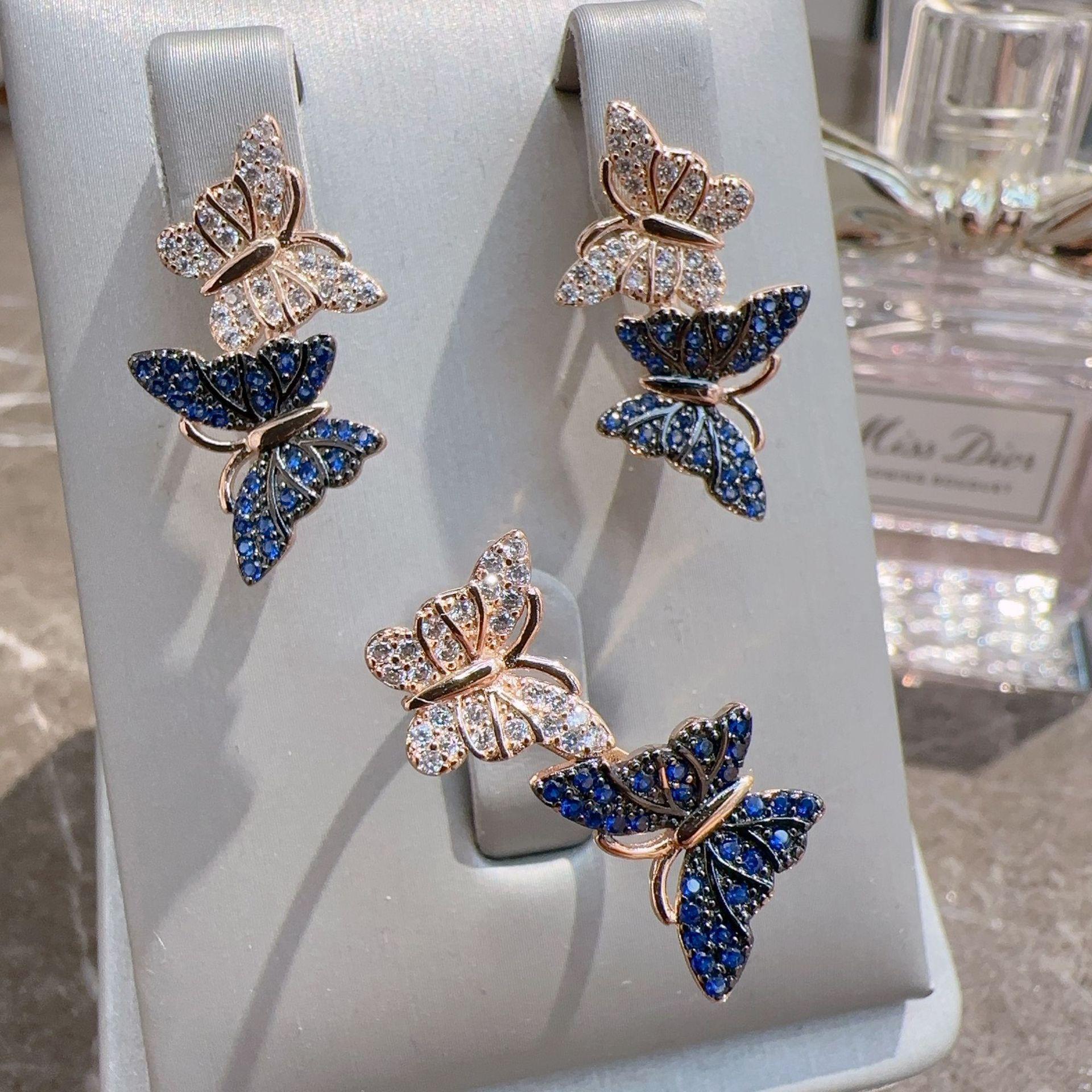 Ювелирный набор Gulkina из розового золота с серьгами и кольцом, инкрустированными микроцирконами
Ювелирный набор Gulkina из розового золота с серьгами и кольцом, инкрустированными микроцирконами