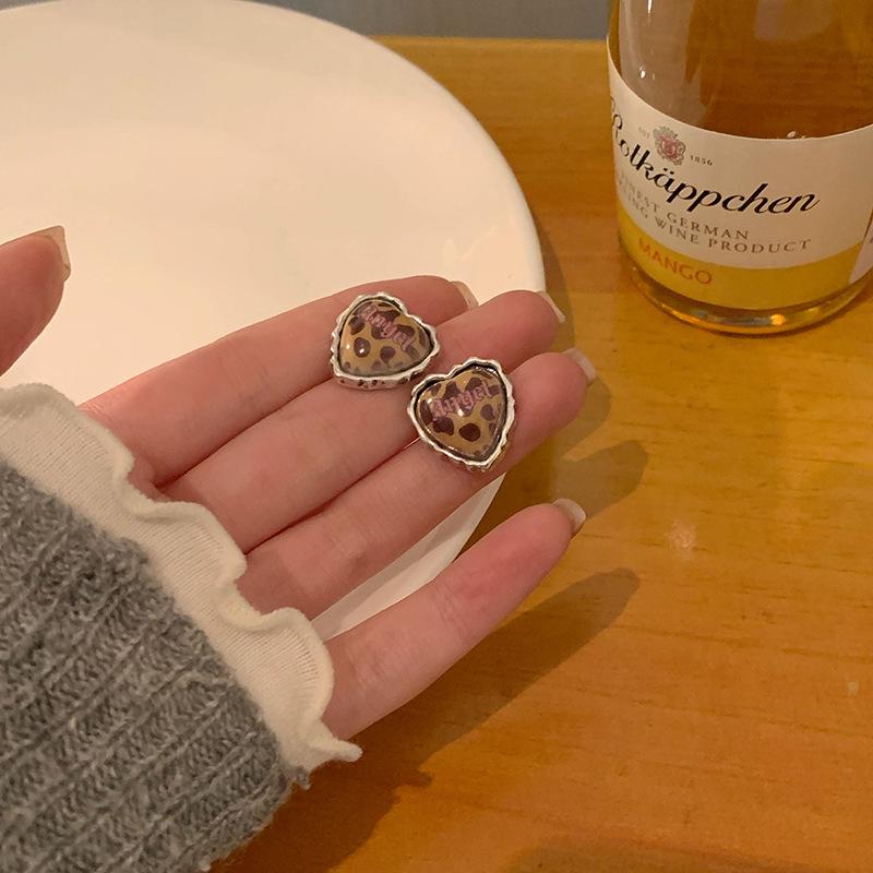 Leopard Print Heart-Shaped Earrings: Niche Design, High-End Style, Girl Love Ear Clips.
Leopard Print Heart-Shaped Earrings: Niche Design, High-End Style, Girl Love Ear Clips.