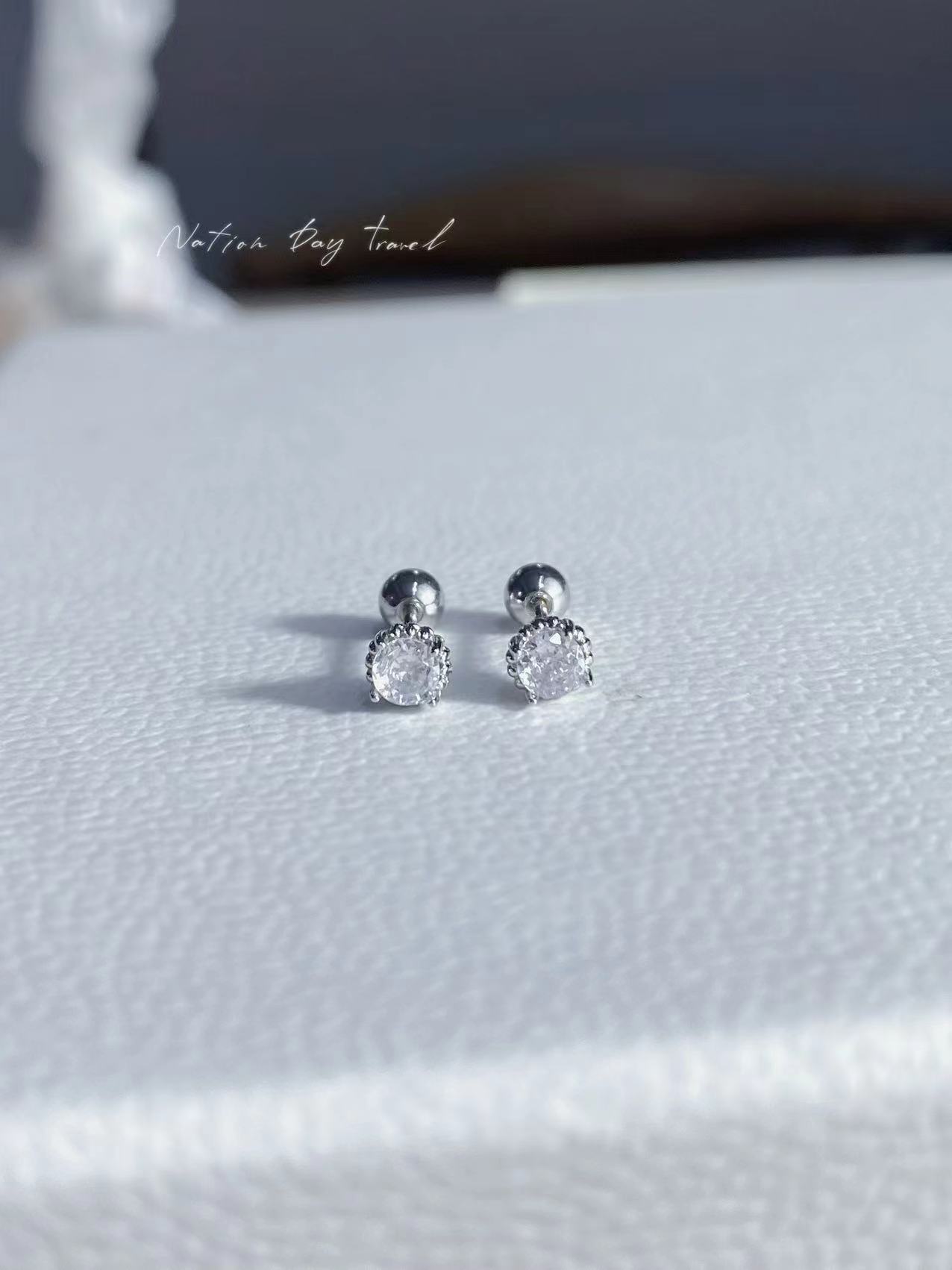 Fashion simple style women s style European and American trend drill thread beads niche temperament creative personality stud earrings
Fashion simple style women s style European and American trend drill thread beads niche temperament creative personality stud earrings