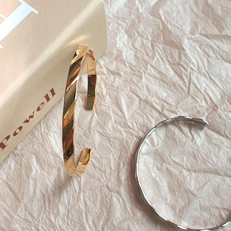 Women s Wave 2-Color Simple Bracelet A31629_Silver
Women s Wave 2-Color Simple Bracelet A31629_Silver