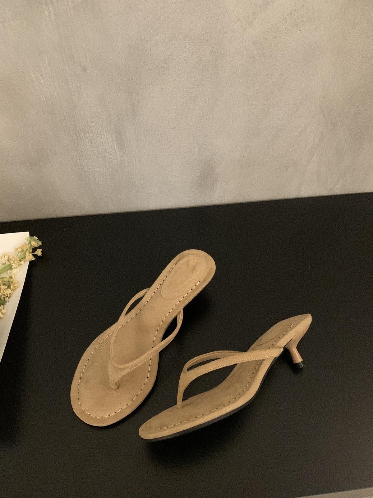 French temperament toe slippers women s outer wear 2025 summer new stiletto sandals open toe sandals beach flip-flops 40
French temperament toe slippers women s outer wear 2025 summer new stiletto sandals open toe sandals beach flip-flops 40