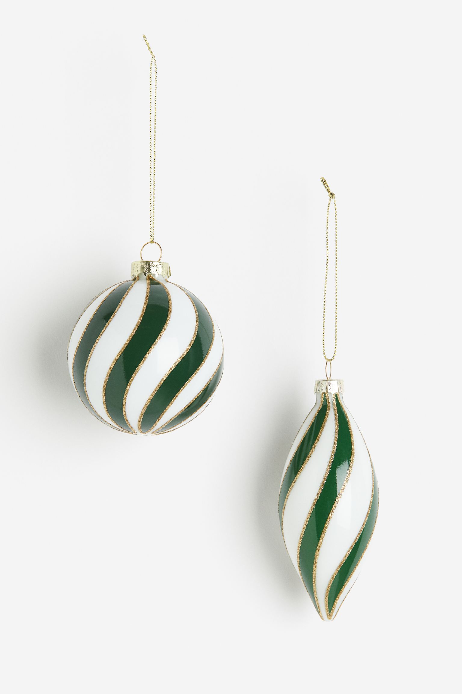 2 упаковки елочных украшений 
2 упаковки елочных украшений