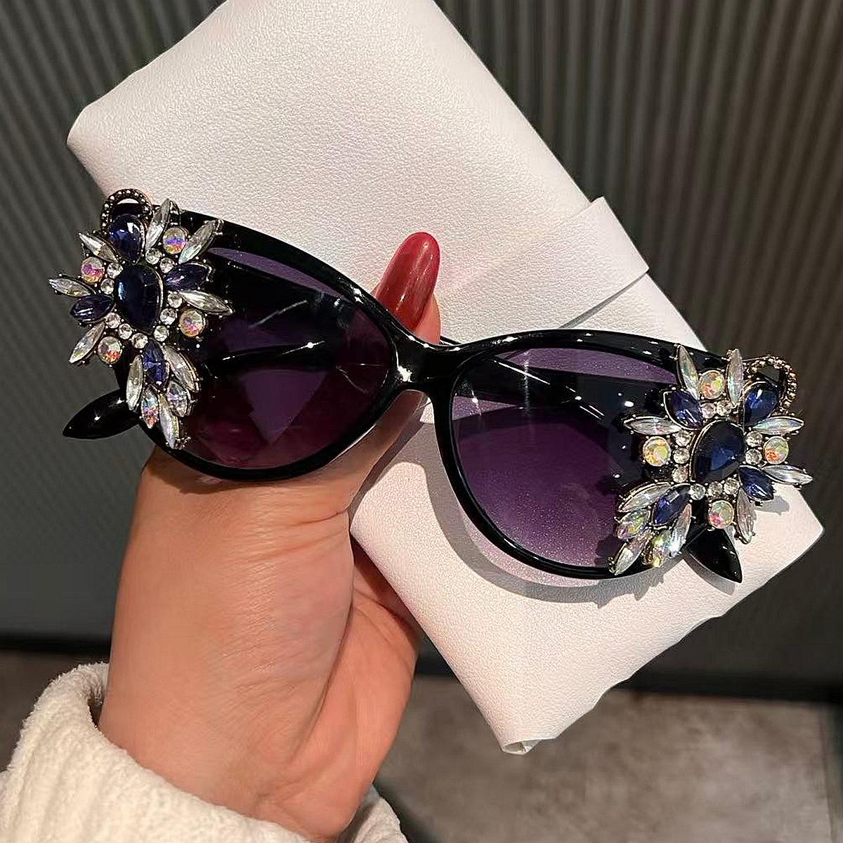 Vintage Luxury Cat Eye Sunglasses Women Blue Rhinestone Gradient Grey Lenses UV400 Bling Party Shades óculos de sol feminino
Vintage Luxury Cat Eye Sunglasses Women Blue Rhinestone Gradient Grey Lenses UV400 Bling Party Shades óculos de sol feminino