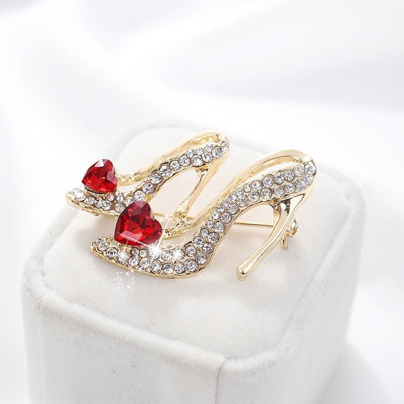 Европейская и американская мода, изысканная брошь в форме сердца со стразами на высоком каблуке
Европейская и американская мода, изысканная брошь в форме сердца со стразами на высоком каблуке