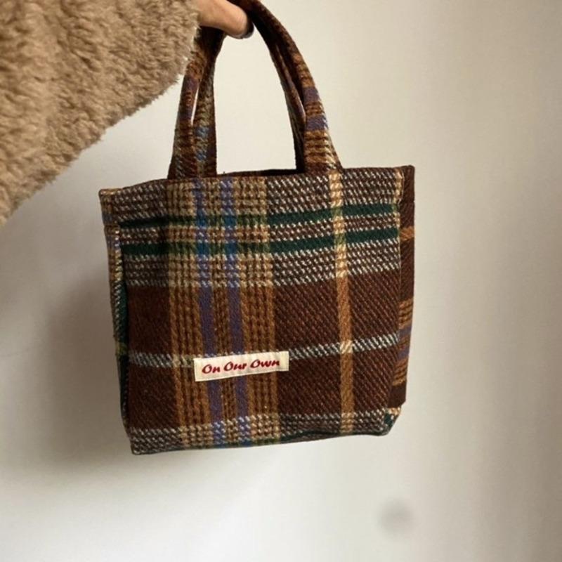 Vintage mixed-color woven woolen plaid shoulder bag, daily versatile large-capacity plaid bag, women s handbag
Vintage mixed-color woven woolen plaid shoulder bag, daily versatile large-capacity plaid bag, women s handbag
