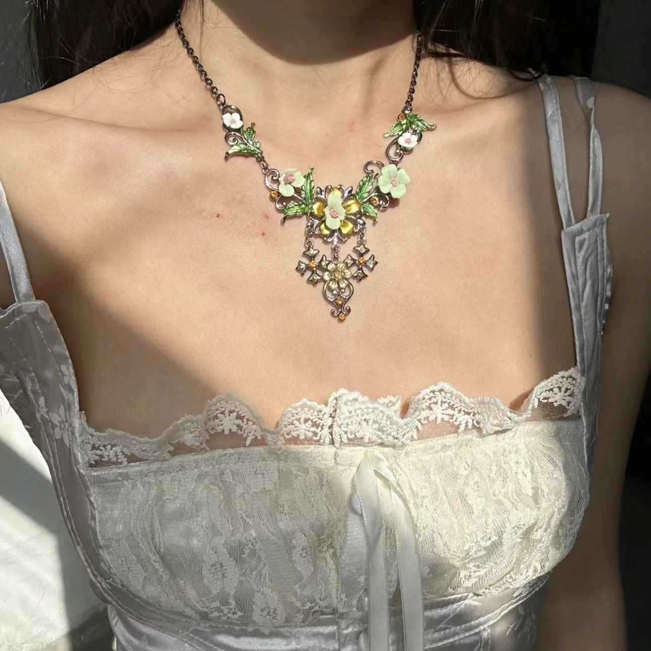 Summer green field retro Mori floral necklace niche high sense light luxury temperament exquisite sweet versatile collarbone chain
Summer green field retro Mori floral necklace niche high sense light luxury temperament exquisite sweet versatile collarbone chain