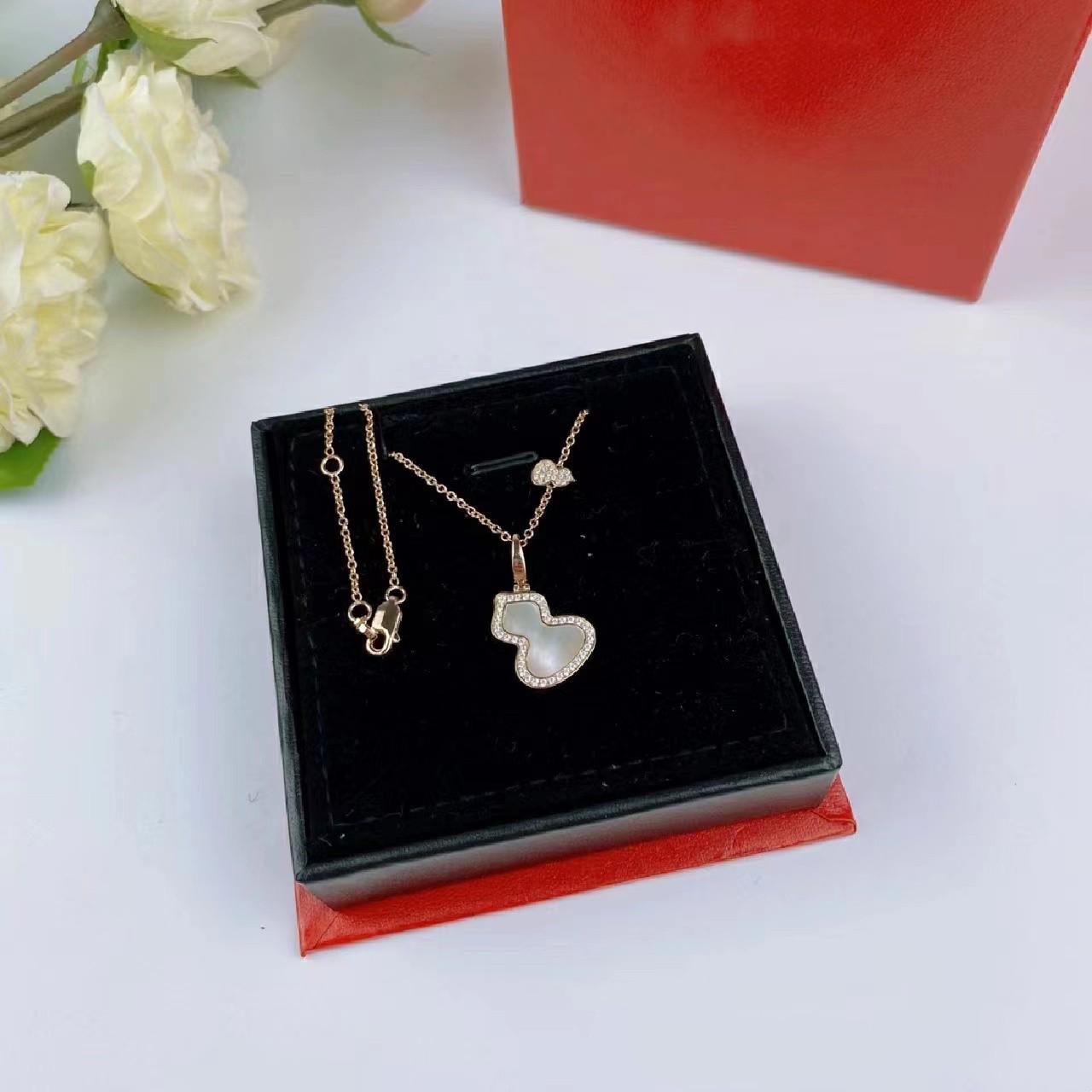 Qi Gourd Necklace: S925 Sterling Silver, Rose Gold, White Mother-of-Pearl, Red Chalcedony, Green Pendant Clavicle Chain for Women.
Qi Gourd Necklace: S925 Sterling Silver, Rose Gold, White Mother-of-Pearl, Red Chalcedony, Green Pendant Clavicle Chain for Women.
