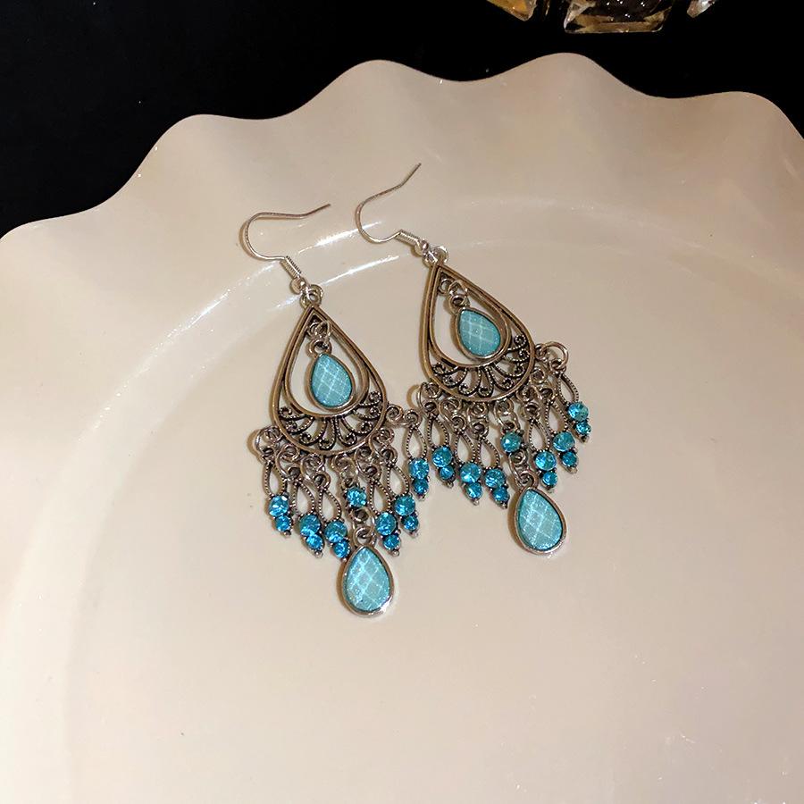 Bohemian diamond fringed ear hook retro ethnic style earrings light luxury high sense fashion personalized earrings
Bohemian diamond fringed ear hook retro ethnic style earrings light luxury high sense fashion personalized earrings