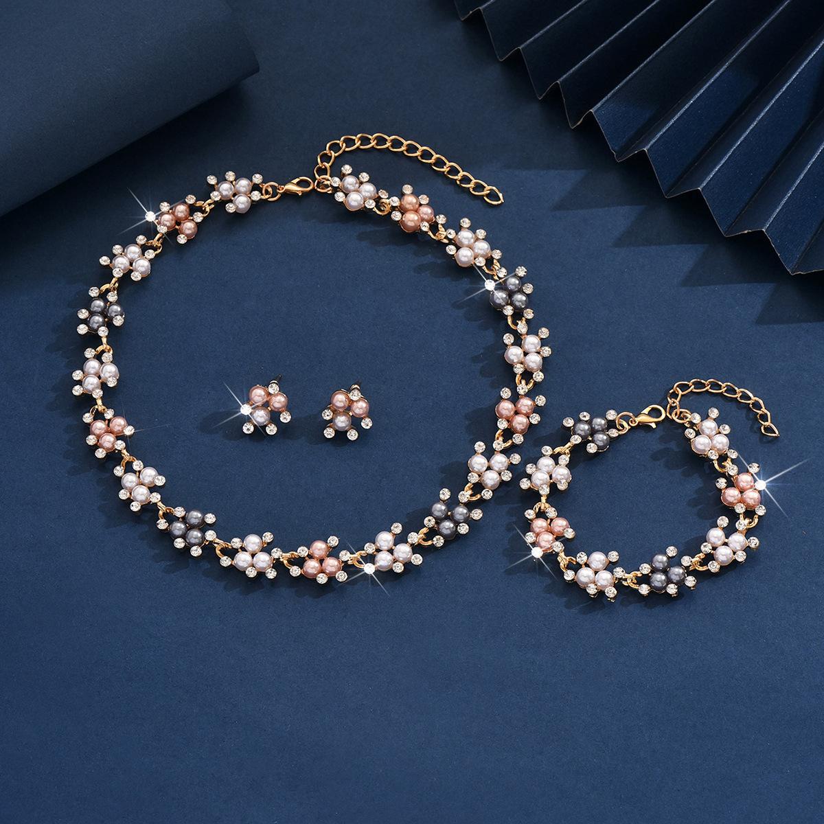 Exaggerated Pearl Stud Earrings Necklace Two Sets Niche Temperament Collarbone Chain Fashion Light Luxury High-End Jewelry Women
Exaggerated Pearl Stud Earrings Necklace Two Sets Niche Temperament Collarbone Chain Fashion Light Luxury High-End Jewelry Women