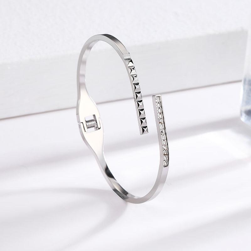 Корейская версия простого летнего квадратного браслета из титановой стали с ромбовидным отверстием, женский нишевый дизайн, высококлассная легкая роскошь, ювелирные изделия из нержавеющей стали
Корейская версия простого летнего квадратного браслета из титановой стали с ромбовидным отверстием, женский нишевый дизайн, высококлассная легкая роскошь, ювелирные изделия из нержавеющей стали