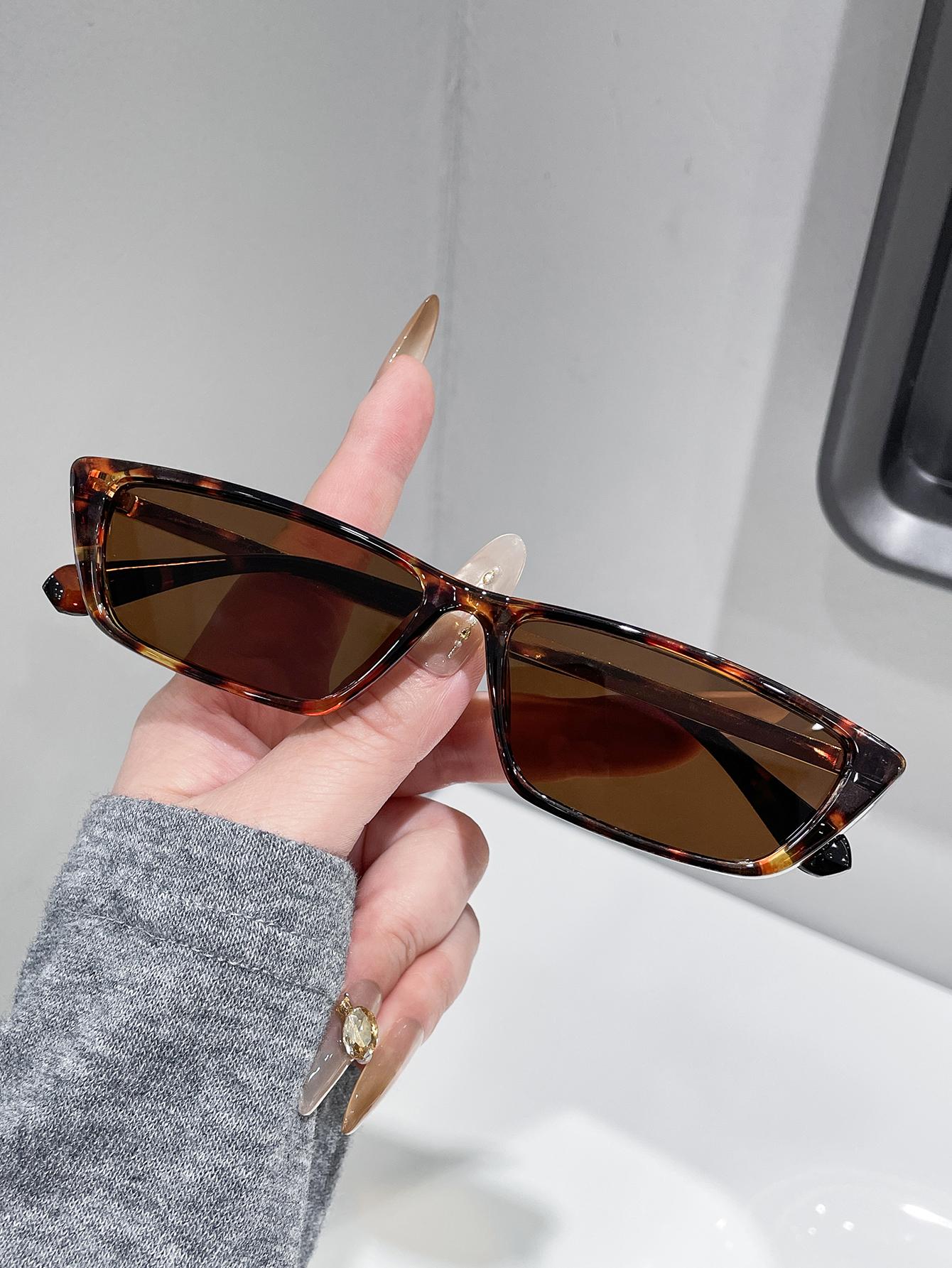 Unisex Retro European Rectangle Frame Fashion Glasses Suitable for Daily Wear Photography And Driving
Unisex Retro European Rectangle Frame Fashion Glasses Suitable for Daily Wear Photography And Driving