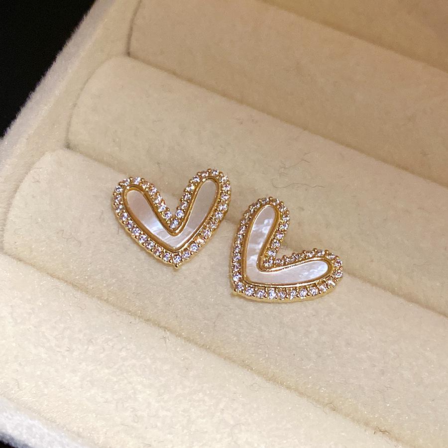 K real gold electroplated silver needle zircon fritillary love earrings light luxury high-end stud earrings retro court style earrings
K real gold electroplated silver needle zircon fritillary love earrings light luxury high-end stud earrings retro court style earrings