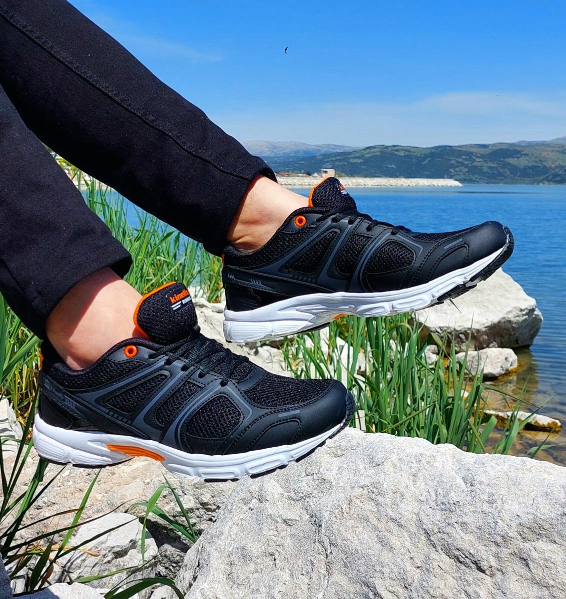 Спортивные беговые кроссовки Kinetix Arion черного цвета Fuspet
Спортивные беговые кроссовки Kinetix Arion черного цвета Fuspet