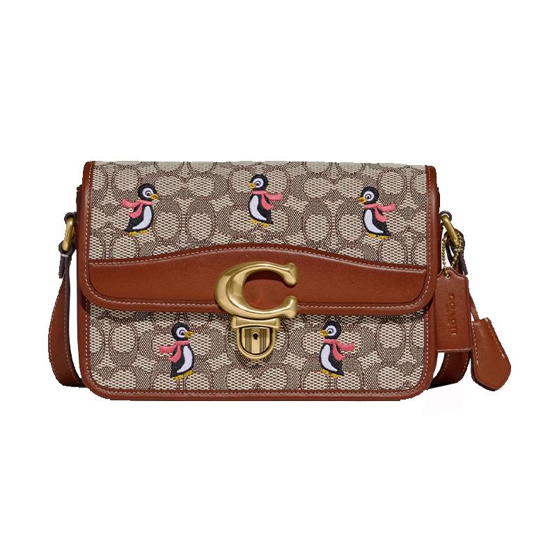 COACH crossbody bag Studio Penguin Textile Stitched Flap Logo Buckle Presbyopic Canvas and Leather Hand-held Shoulder Medium Women s Presbyopic Color коричневий
COACH crossbody bag Studio Penguin Textile Stitched Flap Logo Buckle Presbyopic Canvas and Leather Hand-held Shoulder Medium Women s Presbyopic Color коричневий