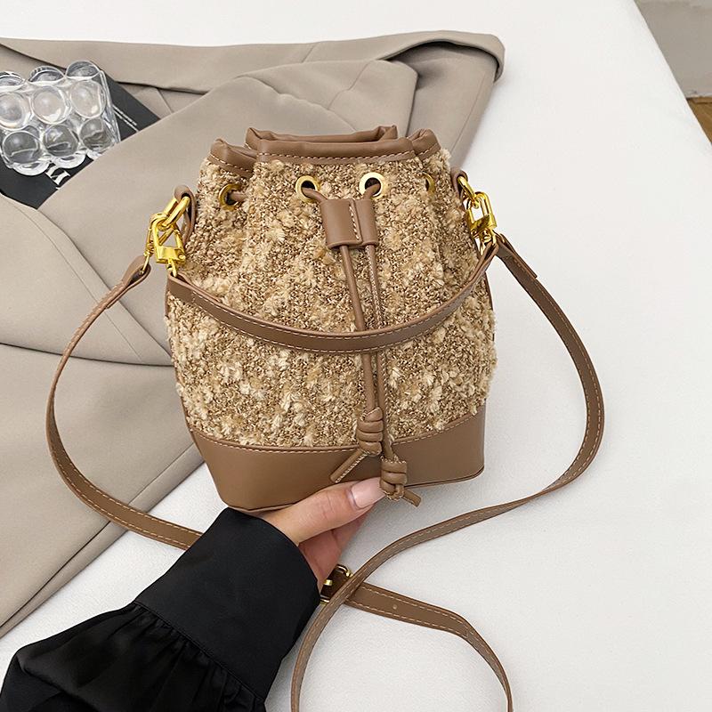 2025 осень популярная нишевая трендовая модная сумка через плечо ретро контрастная цветная вставка маленькая сумка женская повседневная плетеная сумка-ведро хаки