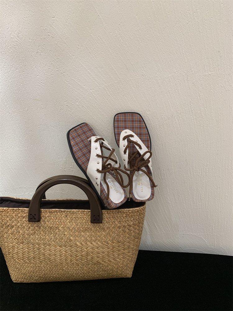 Lace-up slippers women s summer outer wear 2025 new thick-soled flip-flops are beautiful, high-end slope heels, cold slippers 39
Lace-up slippers women s summer outer wear 2025 new thick-soled flip-flops are beautiful, high-end slope heels, cold slippers 39