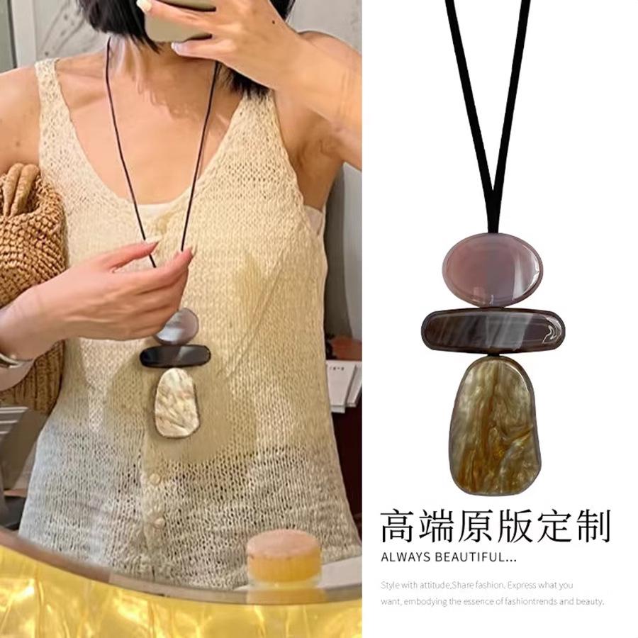 Leather Resin Smudge Oval Rectangle Necklace Vintage Maillard Sweater Chain Ethnic Style Versatile Necklace Women
Leather Resin Smudge Oval Rectangle Necklace Vintage Maillard Sweater Chain Ethnic Style Versatile Necklace Women