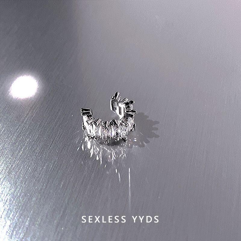 Elegant Retro Pearl Tassel Ear Clips for Non-Pierced Ears
Elegant Retro Pearl Tassel Ear Clips for Non-Pierced Ears