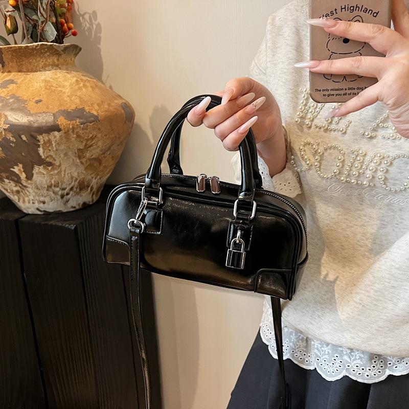 Нишевая женская сумка 2025 новая сумка-подушка для боулинга универсальная на плечо, сумка-мессенджер 24*8*11 чёрный
Нишевая женская сумка 2025 новая сумка-подушка для боулинга универсальная на плечо, сумка-мессенджер 24*8*11 чёрный