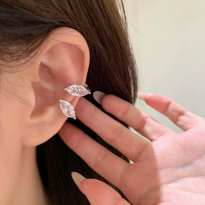 Sparkling Zircon Ear Bone Clip For Women Without Piercing Tassel Ear Cuff Clip Earrings Wedding Zircon
Sparkling Zircon Ear Bone Clip For Women Without Piercing Tassel Ear Cuff Clip Earrings Wedding Zircon