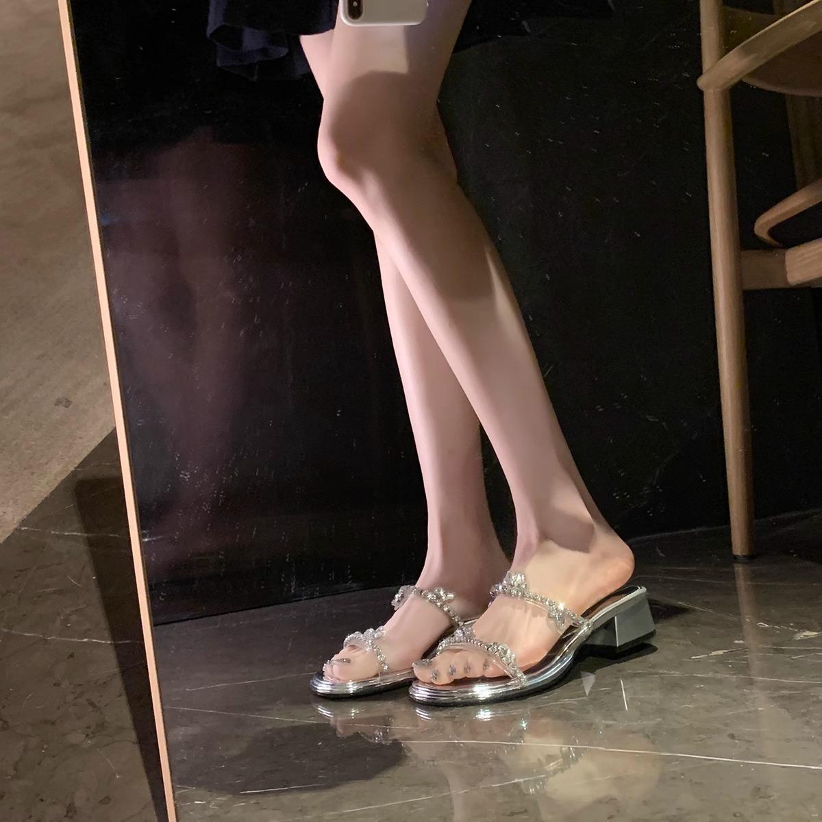 Sheepskin exquisite word with rhinestones heightened thick heel sandals women s slippers 35 серебряный
Sheepskin exquisite word with rhinestones heightened thick heel sandals women s slippers 35 серебряный