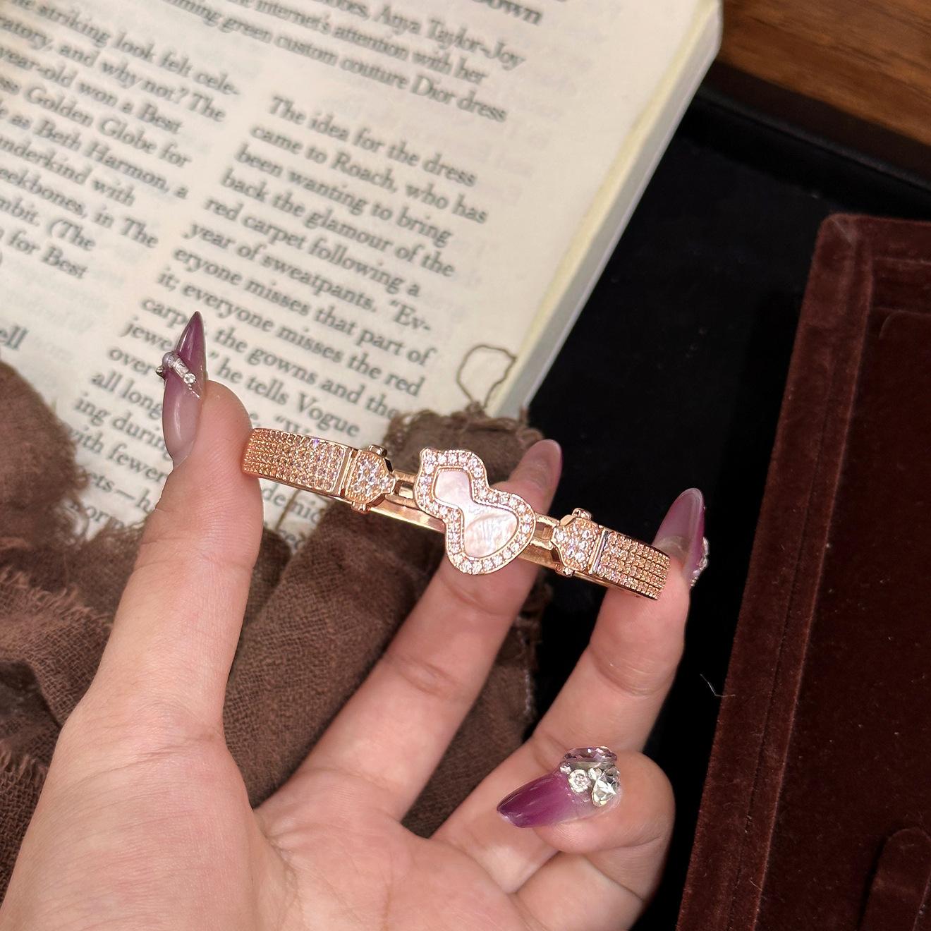 High quality Liu Shishi same high luxury texture thickness real gold national style bracelet Ruyi red gourd full diamond bracelet
High quality Liu Shishi same high luxury texture thickness real gold national style bracelet Ruyi red gourd full diamond bracelet