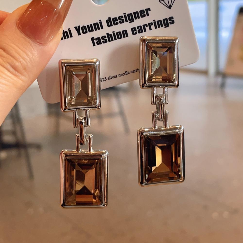 Square earrings women s fashion exaggerated design stud earrings high-end personality niche earrings
Square earrings women s fashion exaggerated design stud earrings high-end personality niche earrings