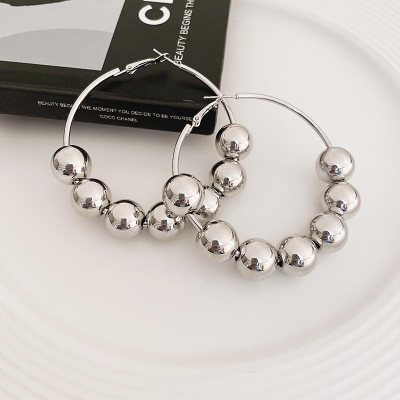 Серебряные геометрические металлические серьги-кольца: Крупные круглые бусины, современный европейский и американский стиль
Серебряные геометрические металлические серьги-кольца: Крупные круглые бусины, современный европейский и американский стиль